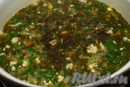 Пробуем наш суп на вкус, если надо, подсаливаем и добавляем свежемолотый черный перец.