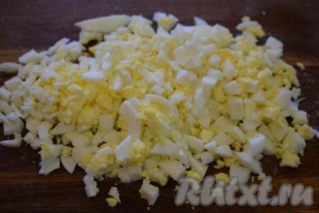 Остывшие варёные яйца нарежем на мелкие кубики.