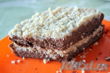 Соберите торт, промазывая коржи с одной стороны.