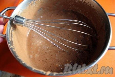 Тщательно перемешайте и взбейте тесто миксером до пышной массы.