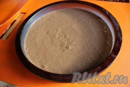 Перелейте тесто в форму (силиконовую или смазанную металлическую) и выпекайте в духовке при 180 градусах около 45 минут.