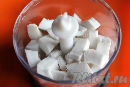 Измельчите кокос в блендере на низких скоростях.