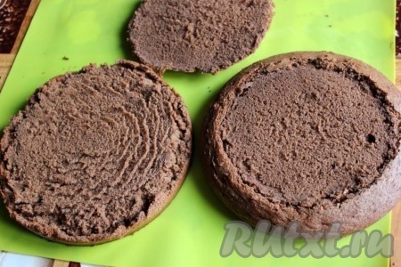 Затем срежьте верхушку, если корж получился с "шапочкой" и разрежьте на 2 коржа одинаковой толщины. Верхушку я не использовала, а промазала сгущенкой, разрезала на 4 части и собрала пирожное для дочки, чтобы и она не осталась без тортика.