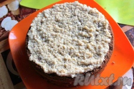 Соберите торт, промазывая коржи с одной стороны.