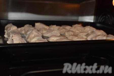 Отправляем противень с шашлыками&nbsp;из куриного филе в разогретую духовку и запекаем при температуре 190-200 градусов, примерно, 30 минут.