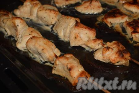 Готовые шашлыки из куриного филе достаем из духовки и подаем горячими к отварному картофелю, рису или овощам гриль.