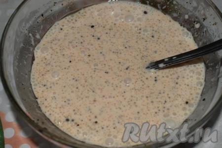 Затем добавляем кетчуп и перемешиваем маринад до однородности.