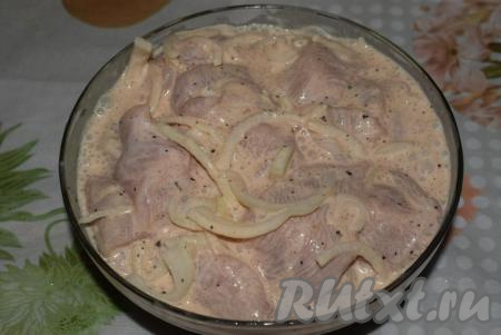 Маринад добавляем к куриному филе с луком и тщательно перемешиваем, равномерно распределяя маринад между кусочками&nbsp;мяса.