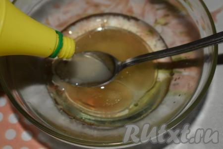 Далее готовим маринад для наших шашлычков, для этого в пиалу добавляем соль, растительное масло, уксус и сок лимона, размешиваем все ингредиенты до однородности.