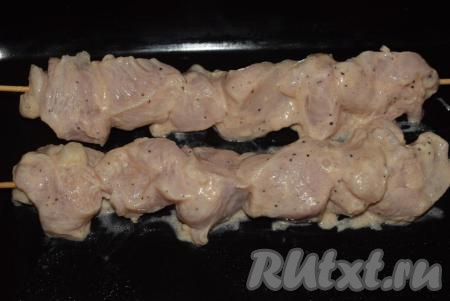 Даем промариноваться нашему шашлыку не менее 2-х часов в прохладном месте. Противень смазываем&nbsp;растительным маслом. Замаринованные кусочки куриного филе можно нанизать на деревянные шпажки (шпажки нужно предварительно замочить в воде в течение 5-7 минут) - такой шашлык более привлекательно смотрится при подаче. Выложить шашлык на шпажках на противень.