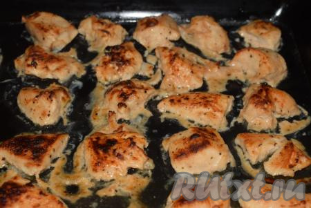 Как только филе покроется румяной корочкой, наше блюдо будет готово!