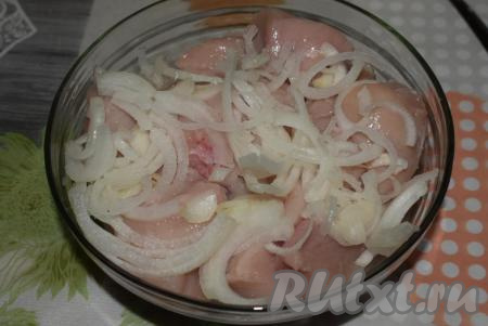 Очищаем лук, нарезаем на полукольца и добавляем к куриному филе.