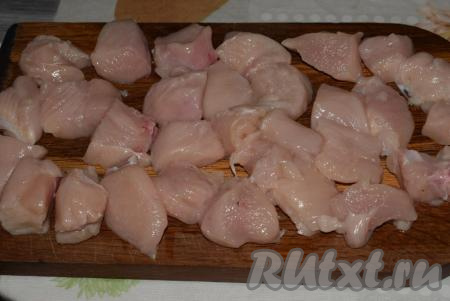 Далее нарезаем филе на средние кусочки, примерно, равные по размеру и складываем в глубокую миску.