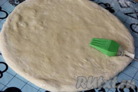 Смазать с помощью силиконовой кисти первый круг из теста растительным маслом (я использовала 1 столовую ложку масла).