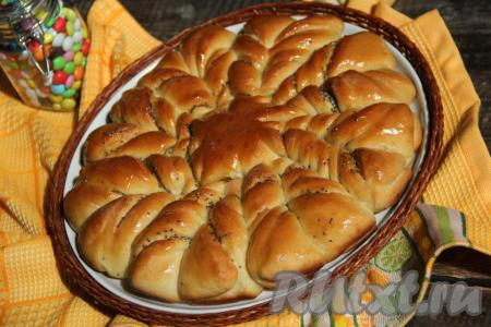 Пирог с маком "Цветок", приготовленный из дрожжевого теста, получился с тонкой корочкой снаружи и нежнейшим мякишем внутри. Эта красивая и очень вкусная выпечка никого не оставит равнодушным, попробуйте!