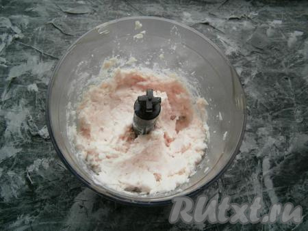 Измельчить сало до состояния паштета. 