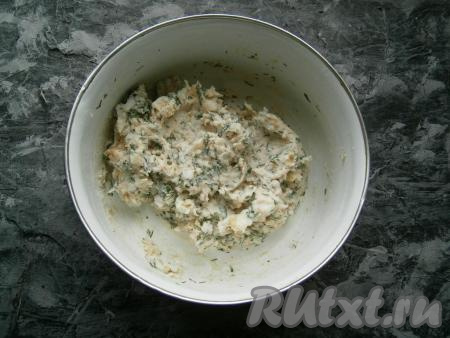 Всю массу тщательно перемешать&nbsp;(перетереть) ложкой (или вилкой).