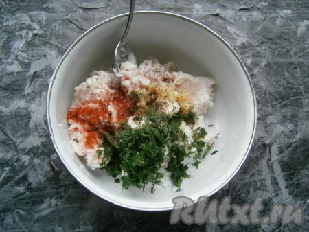 Сюда же добавить соль, чёрный молотый перец и паприку.