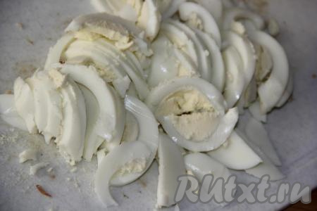 Яйца предварительно сварить (варить 10 минут с момента закипания воды), остудить, а затем очистить и нарезать длинными&nbsp;дольками.