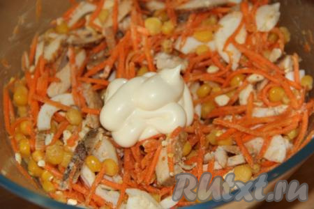 Заправить салат майонезом непосредственно перед подачей.