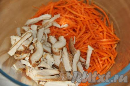 Соединить корейскую морковь с нарезанной копчёной курицей.