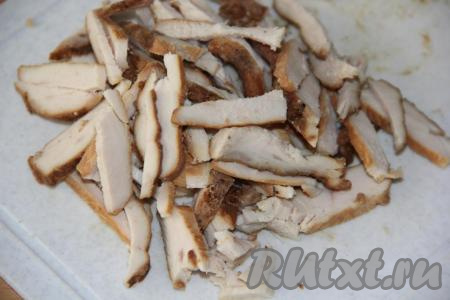 Копчёную курицу (я использовала копчёную грудку) нарезать длинными брусочками.