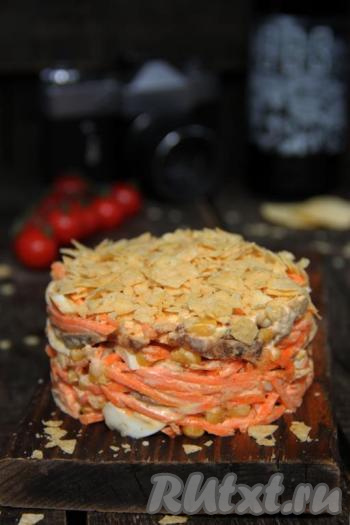 Снять бортики и присыпать салат измельчёнными чипсами. Можно подать салат и в салатнике (или выложить в тарталетки), а перед подачей присыпать чипсами. Салат, приготовленный с копчёной курицей, кукурузой и корейской морковью, получается пикантным и очень вкусным, он прекрасно разнообразит меню в будни и праздники!