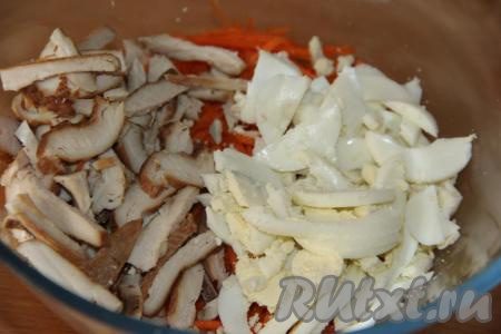 Добавить яйца к курице и моркови.