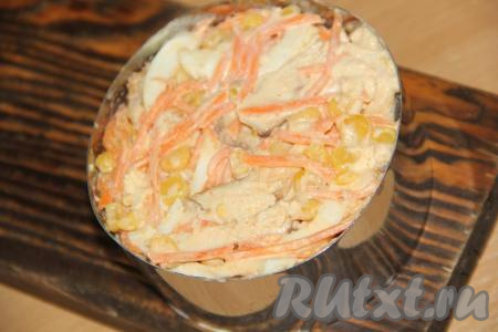 Я выложила готовый салат в съемные бортики и утрамбовала.&nbsp;