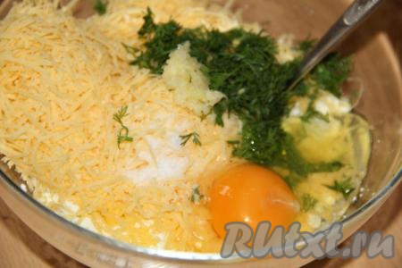 К творогу и сыру добавить чеснок, яйцо, соль и укроп.