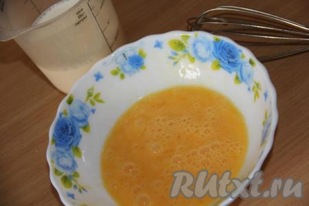С помощью венчика перемешать яично-молочную смесь до однородного состояния. Я слегка взбила яйца, а затем добавила молоко и перемешала.