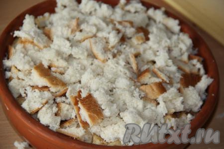 Оставшийся хлеб положить поверх яблок.