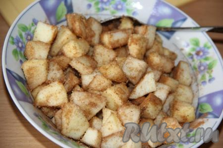Перемешать яблоки с сахаром и корицей.