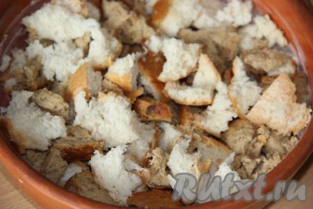 Выложить половину от общего количества хлеба в форму.