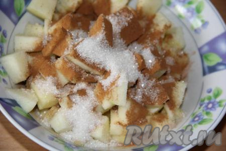 Яблоки очистить, нарезать на кубики (как для шарлотки), добавить сахар и корицу.