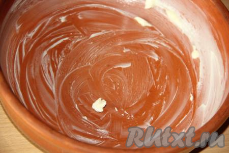 Форму для выпечки смазать сливочным маслом.