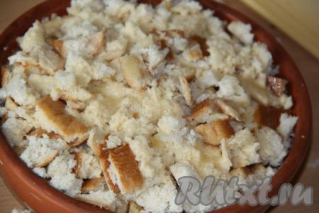 Залить хлеб с яблоками яично-молочной смесью.