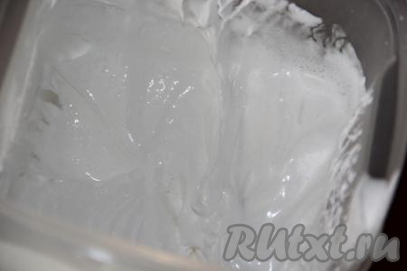 Затем всыпать сахар и взбивать на максимальной скорости миксера до стойких пиков и полного растворения сахара.