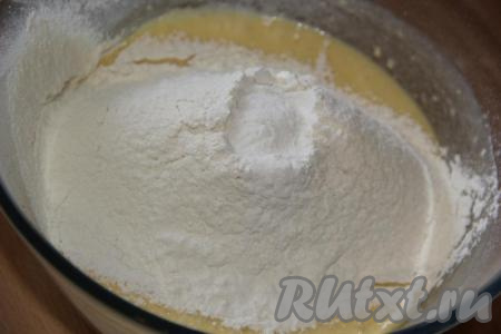 В получившуюся однородную массу выложить просеянную муку и&nbsp;разрыхлитель.