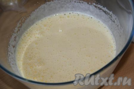 Взбить яйца с сахаром с помощью миксера в течение 5 минут.