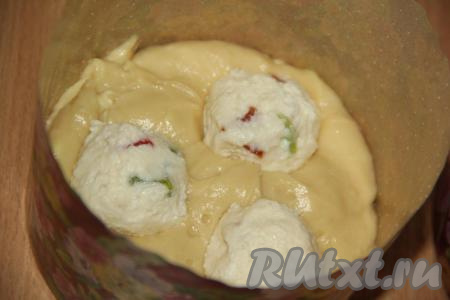 Затем выложить 3-4 творожных шарика.