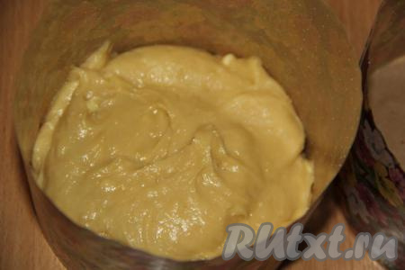 Ещё раз перемешать тесто. Я выпекала пасхальные кексы в 2 бумажных формах среднего размера. На дно каждой формы выложить немного теста.