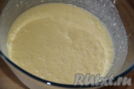 Затем добавить сметану и растопленное не горячее сливочное масло, взбить массу миксером до однородности.