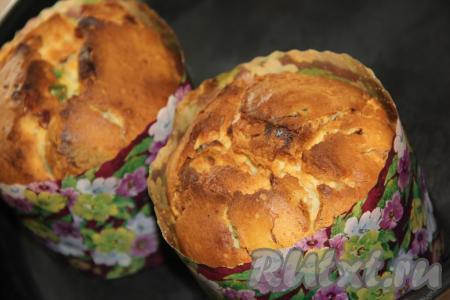 Поставить формы в разогретую духовку и выпекать пасхальные кексы с творогом минут 50 при температуре 190-200 градусов. Готовность кексов&nbsp;проверить сухой лучинкой (лучинка останется сухой при прокалывании готовых кексов). Достать куличи-кексы из духовки и дать им остыть.