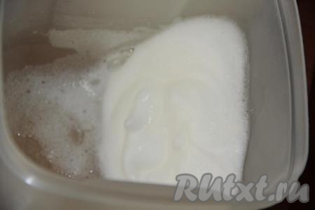 Для приготовления глазури миксером взбить охлаждённый белок в пышную пену.