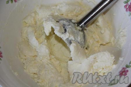 С помощью погружного блендера пробить творожную массу до однородного состояния.