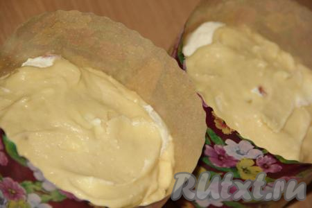 Закрыть шарики тестом. Сверху выложить ещё шарики и опять прикрыть тестом (в общей сложности тесто с шариками должно заполнять формы чуть больше, чем на 2/3 объёма).