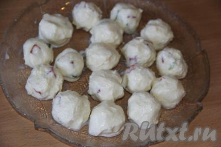 Из получившейся массы сформировать шарики размером с грецкий орех. Выложить шарики на тарелку (или разделочную доску) и убрать на 30 минут в морозилку. Я формировала шарики мокрыми руками.