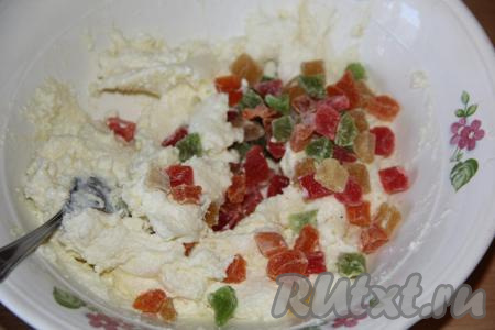 Добавить цукаты в творожную массу и перемешать ложкой.