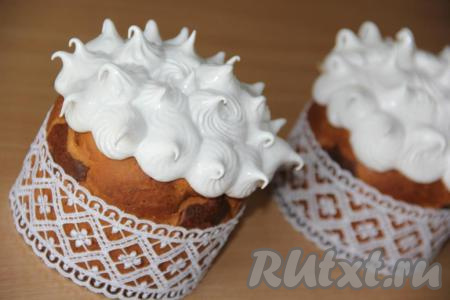 Белковую массу выложить в кондитерский мешок с фигурной насадкой и отсадить на верхушку кекса.